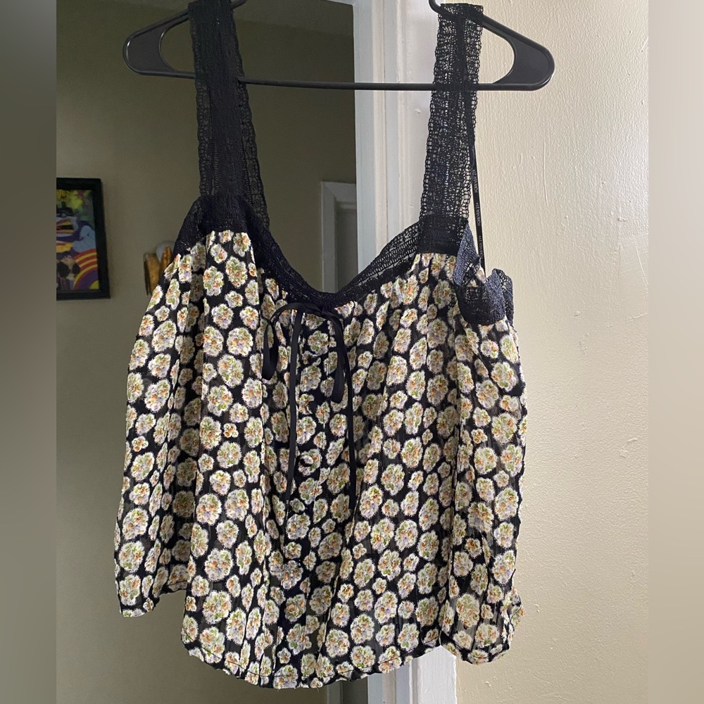 Forever 21, floral top with black lace straps and tie front, size 3X, crop top